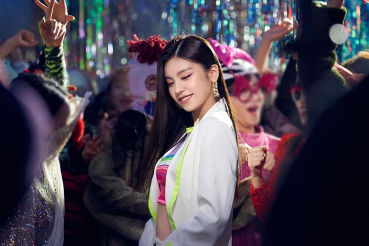 WANNABE của ITZY visual đẹp nhưng nhạc lại gây tranh cãi vì cứ mãi thông đẹp love yourself - image 2