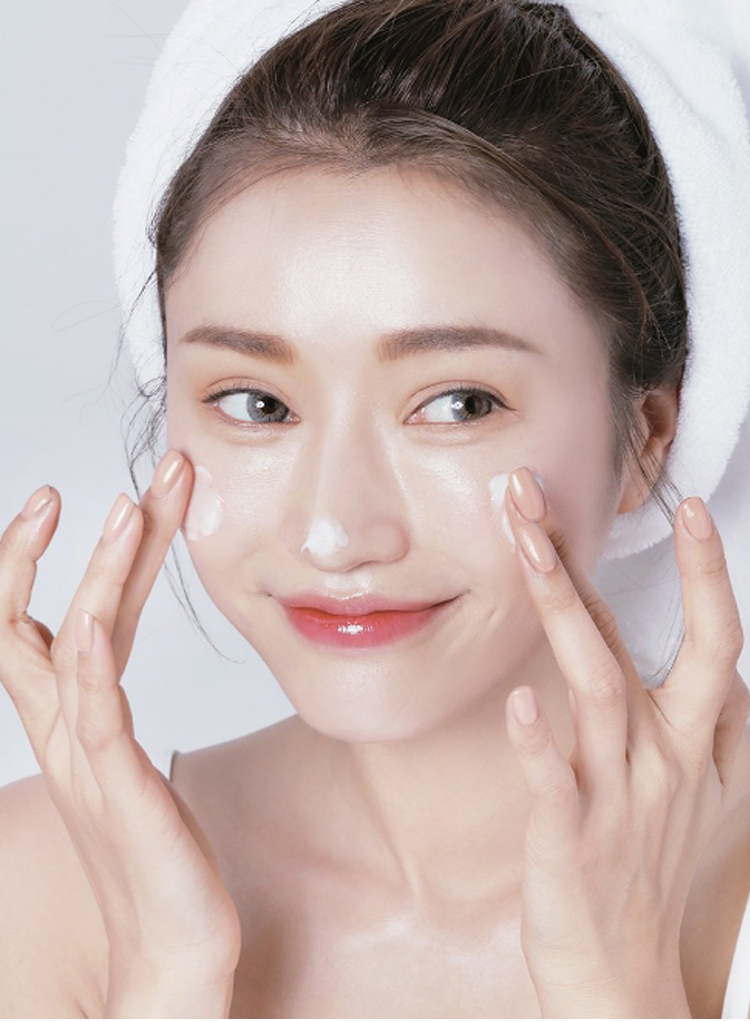 Chuyên gia da liễu chỉ 4 lỗi sai cơ bản thường mắc trong skincare khiến mặt già nhanh trước tuổi - image 2